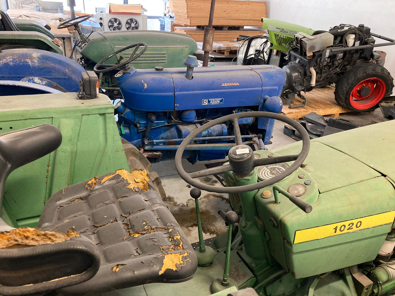 JOHN DEERE 1020 - Traktor: das Bild 2 JOHN DEERE 1020 - Traktor: das Bild 2