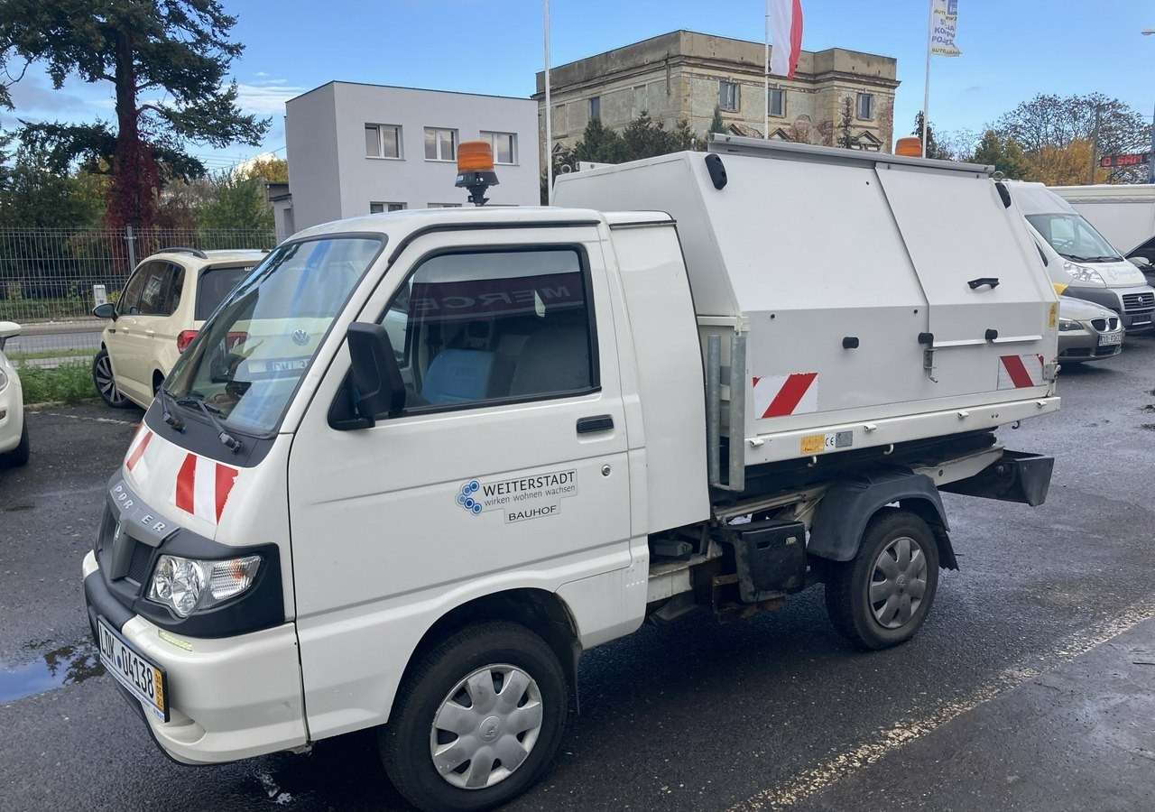 Piaggio Piaggio Porter Śmieciarka Wywrotka 2015 - Müllwagen: das Bild 2 Piaggio Piaggio Porter Śmieciarka Wywrotka 2015 - Müllwagen: das Bild 2