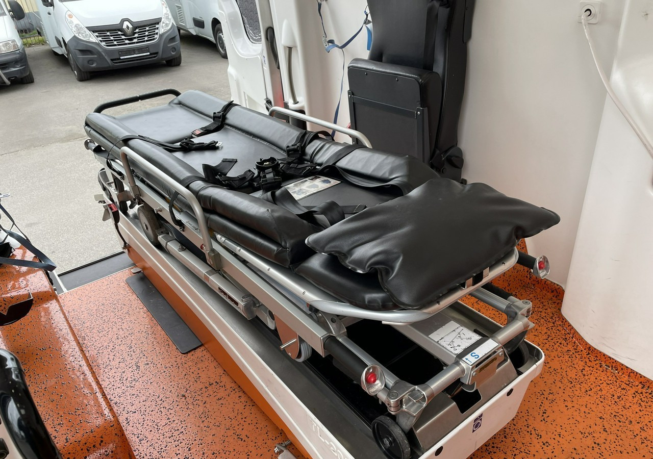 Volkswagen Crafter Crafter 2.0-163KM Karetka Ambulans Wyposażony Model 2016 - Krankenwagen: das Bild 3 Volkswagen Crafter Crafter 2.0-163KM Karetka Ambulans Wyposażony Model 2016 - Krankenwagen: das Bild 3