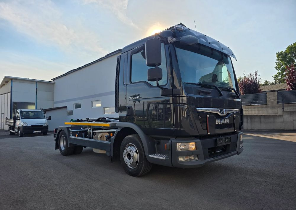 MAN TGL 12.250 nowe urządzenie hakowe SKIBICKI HKS 8/3300 ATEGO / TGM - Abrollkipper: das Bild 1 MAN TGL 12.250 nowe urządzenie hakowe SKIBICKI HKS 8/3300 ATEGO / TGM - Abrollkipper: das Bild 1