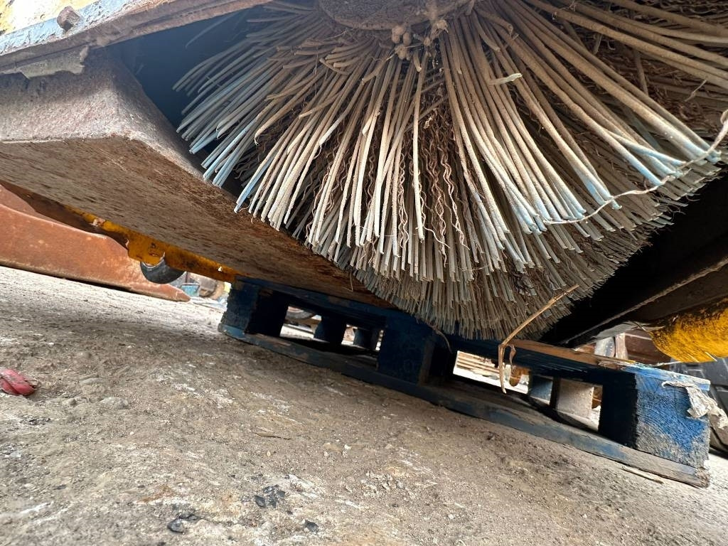 Multisweep 400C - Kehrbesen für Baumaschine: das Bild 3 Multisweep 400C - Kehrbesen für Baumaschine: das Bild 3