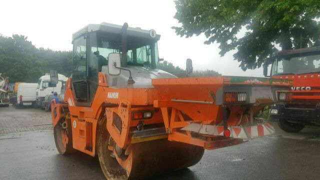 Hamm DV90 VO mit Streuer Klima Deutsche Maschine - Straßenwalze: das Bild 2 Hamm DV90 VO mit Streuer Klima Deutsche Maschine - Straßenwalze: das Bild 2