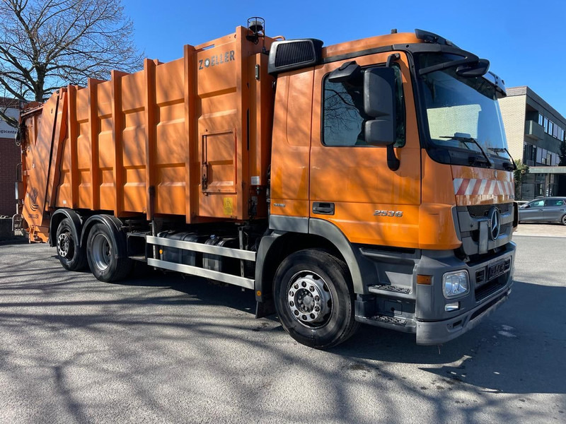 Mercedes-Benz Actros 2536 6x2 Blatt/Luft Müllwagen - Müllwagen: das Bild 2 Mercedes-Benz Actros 2536 6x2 Blatt/Luft Müllwagen - Müllwagen: das Bild 2