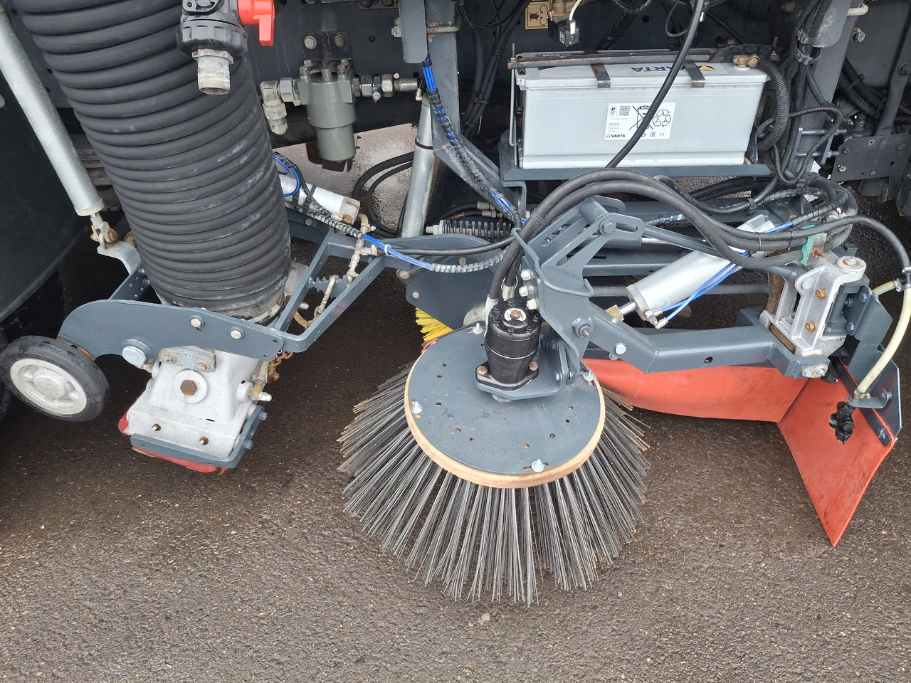 Kehrmaschine MERCEDES-BENZ Axor 1829 Zamiatarka Kehrmaschine Johnston 2 Motoren Karcher L/R: das Bild 6 Kehrmaschine MERCEDES-BENZ Axor 1829 Zamiatarka Kehrmaschine Johnston 2 Motoren Karcher L/R: das Bild 6