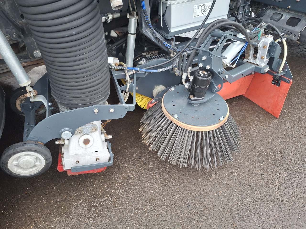 Kehrmaschine MERCEDES-BENZ Axor 1829 Zamiatarka Kehrmaschine Johnston 2 Motoren Karcher L/R: das Bild 7 Kehrmaschine MERCEDES-BENZ Axor 1829 Zamiatarka Kehrmaschine Johnston 2 Motoren Karcher L/R: das Bild 7