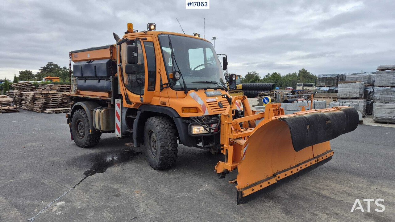 Schneeräumfahrzeug Płógopiaskarka Mercedes-Benz UNIMOG U300 (2001): das Bild 1