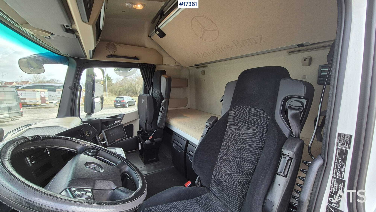 Innenraum Bild 2: Sattelzugmaschine MERCEDES-BENZ ACTROS 1845 BLUETEC 6 (2016) truck tractor