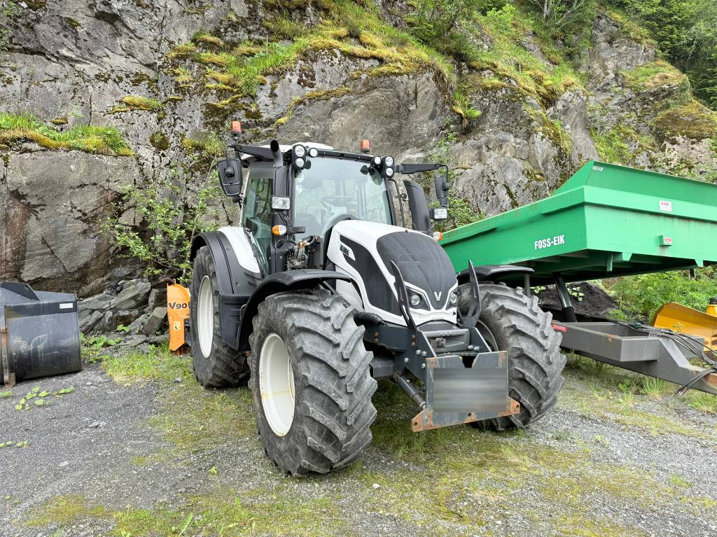 Valtra N 174 med frontlaster - Traktor: das Bild 1 Valtra N 174 med frontlaster - Traktor: das Bild 1