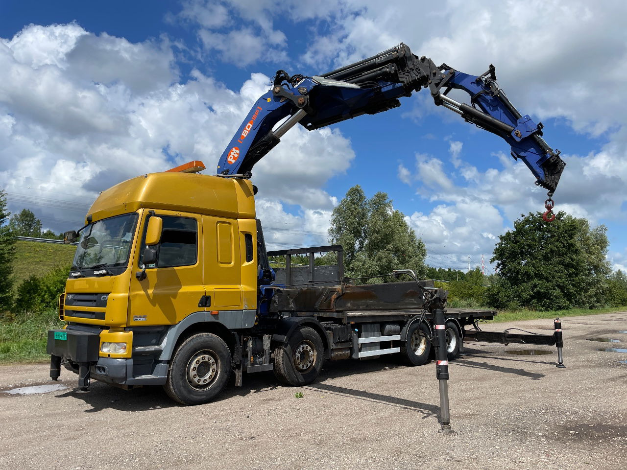 DAF CF 85.410 PM 80 crane laadkraan met jib en frontstempels - Autokran: das Bild 1 DAF CF 85.410 PM 80 crane laadkraan met jib en frontstempels - Autokran: das Bild 1