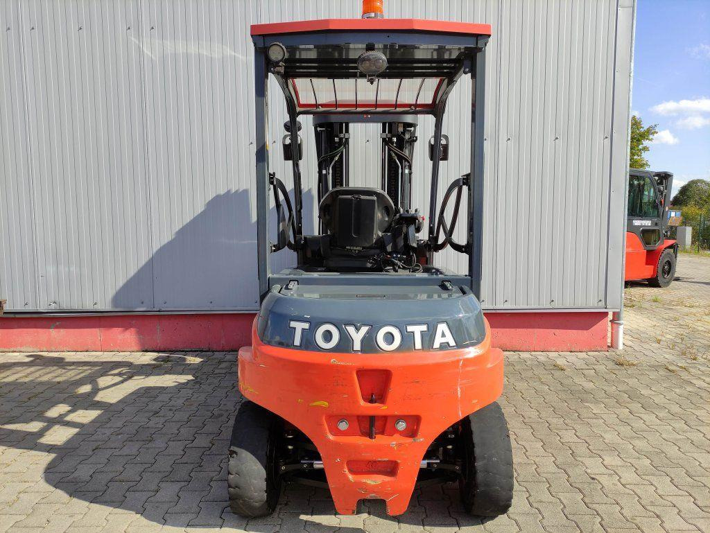 Toyota 8FBMT40 - Elektrostapler: das Bild 4 Toyota 8FBMT40 - Elektrostapler: das Bild 4