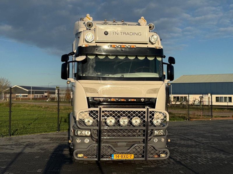 Scania R580 VOLLE SHOWTRUCK, VOLLUCHT, OPEN UITLAAT, INTERIEUR. - Sattelzugmaschine: das Bild 2 Scania R580 VOLLE SHOWTRUCK, VOLLUCHT, OPEN UITLAAT, INTERIEUR. - Sattelzugmaschine: das Bild 2