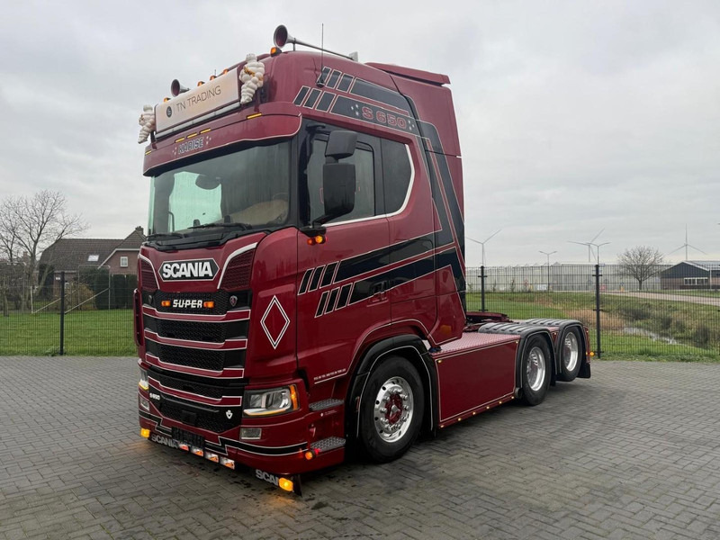 Scania S650 V8 NGS SHOW TRUCK, INTERIOR, FULL AIR, ALCOA, PTO, FULL! - Sattelzugmaschine: das Bild 3 Scania S650 V8 NGS SHOW TRUCK, INTERIOR, FULL AIR, ALCOA, PTO, FULL! - Sattelzugmaschine: das Bild 3