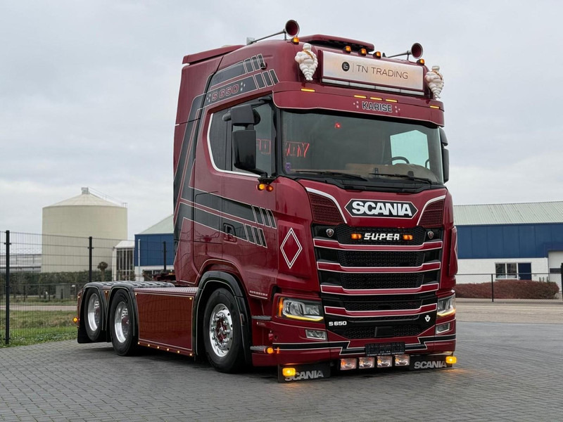 Scania S650 V8 NGS SHOW TRUCK, INTERIOR, FULL AIR, ALCOA, PTO, FULL! - Sattelzugmaschine: das Bild 1 Scania S650 V8 NGS SHOW TRUCK, INTERIOR, FULL AIR, ALCOA, PTO, FULL! - Sattelzugmaschine: das Bild 1