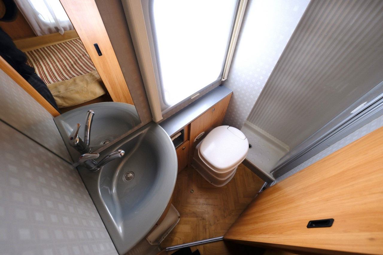 Teilintegriertes Wohnmobil Bürstner T 580 Marano/Festbett/Solar/Markise/nur 5,99 m: das Bild 20