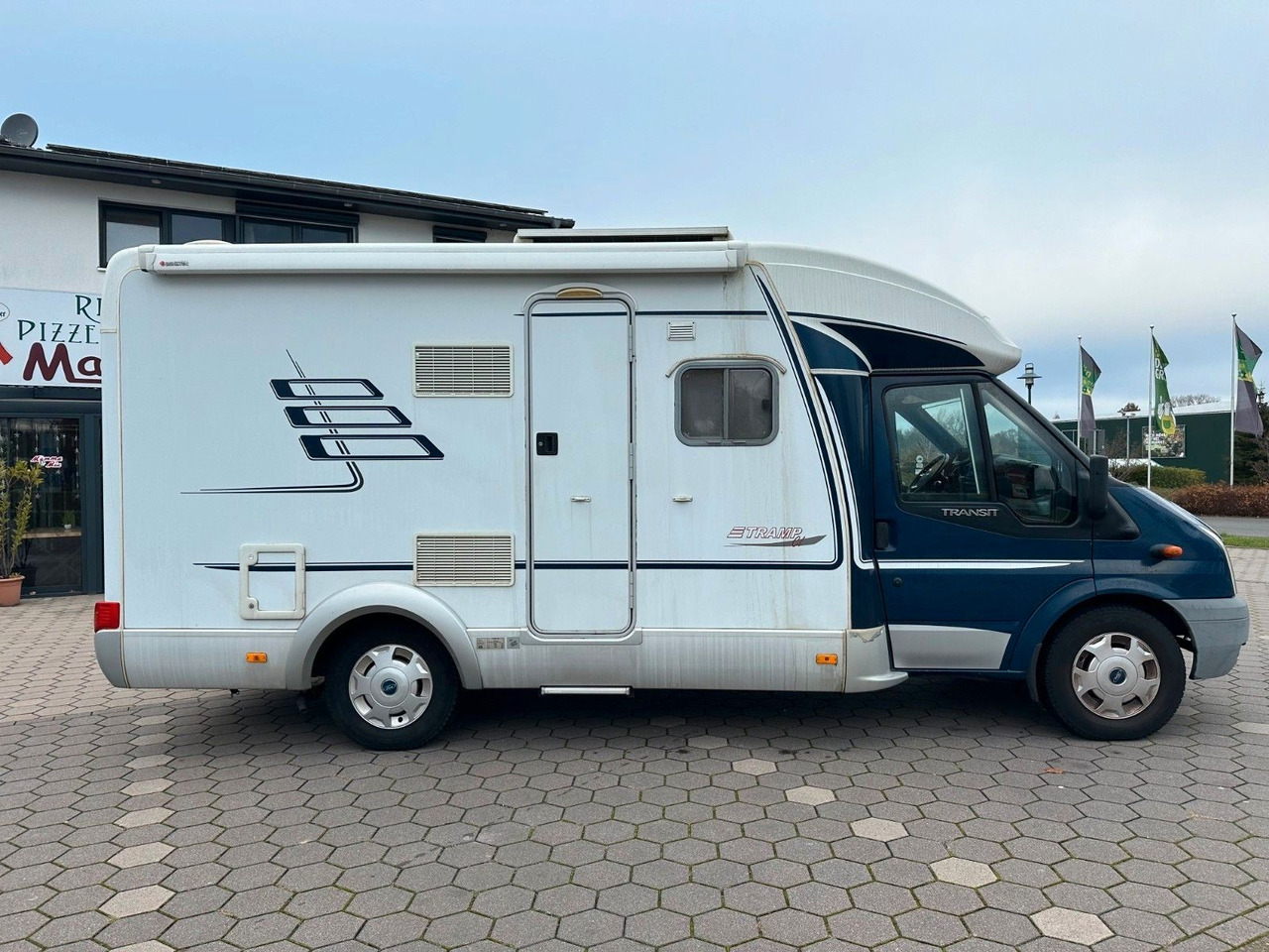 HYMER / ERIBA / HYMERCAR TRAMP T 572 CL/Festbett/Klima/Markise HYMER / ERIBA / HYMERCAR TRAMP T 572 CL/Festbett/Klima/Markise - Teilintegriertes Wohnmobil: das Bild 3 HYMER / ERIBA / HYMERCAR TRAMP T 572 CL/Festbett/Klima/Markise HYMER / ERIBA / HYMERCAR TRAMP T 572 CL/Festbett/Klima/Markise - Teilintegriertes Wohnmobil: das Bild 3