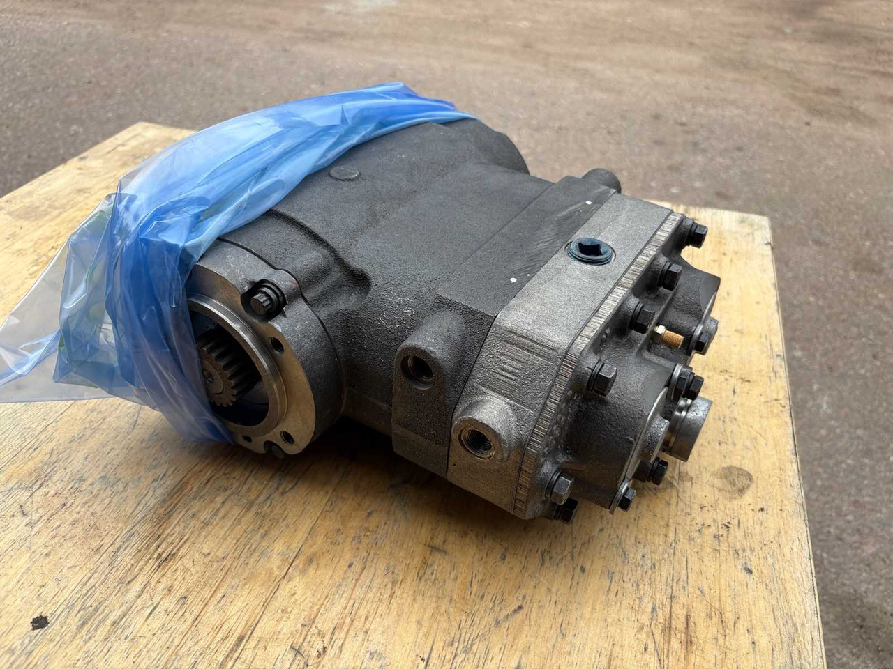 Air Dryer Compressor Cummins ST-676 - Klimakompressor: das Bild 1 Air Dryer Compressor Cummins ST-676 - Klimakompressor: das Bild 1