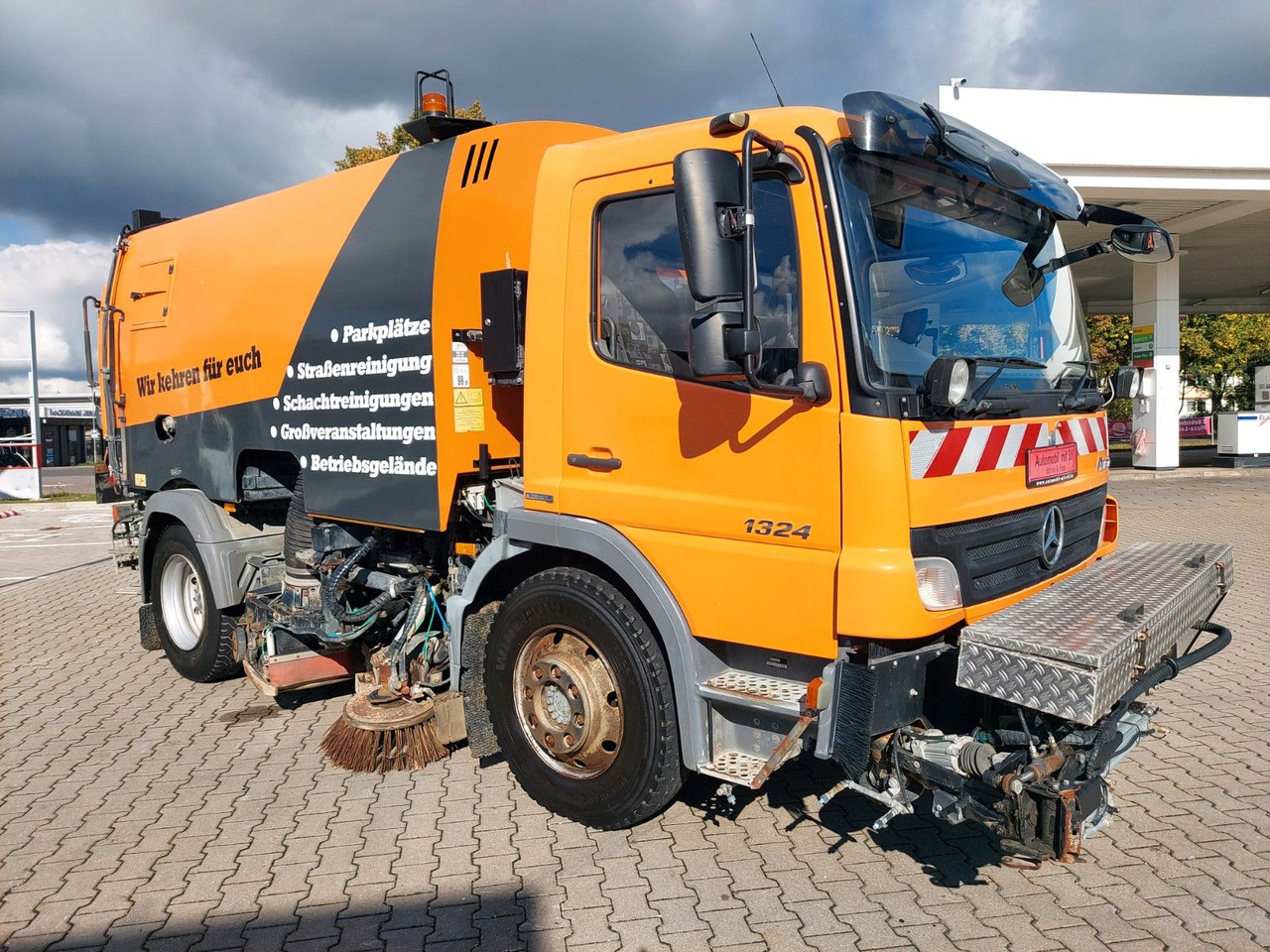 Mercedes-Benz Atego 2 6-Zyl. 4x2 1324 Schmidt SK 600 Klima - Kehrmaschine: das Bild 4 Mercedes-Benz Atego 2 6-Zyl. 4x2 1324 Schmidt SK 600 Klima - Kehrmaschine: das Bild 4