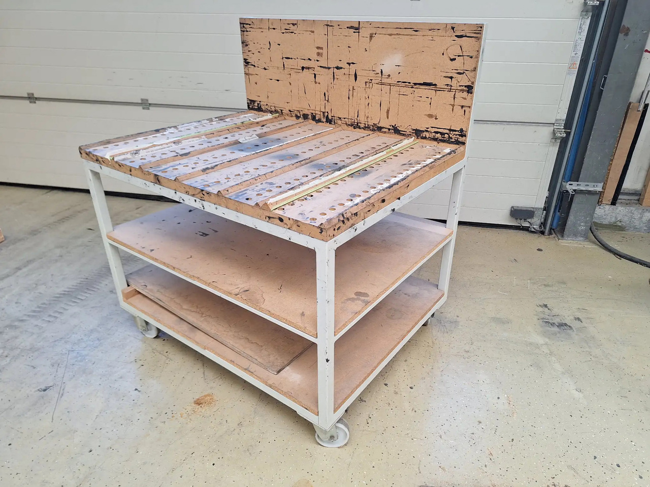 1 Stk. Arbeitstisch - Werkzeug/ Gerät: das Bild 2 1 Stk. Arbeitstisch - Werkzeug/ Gerät: das Bild 2