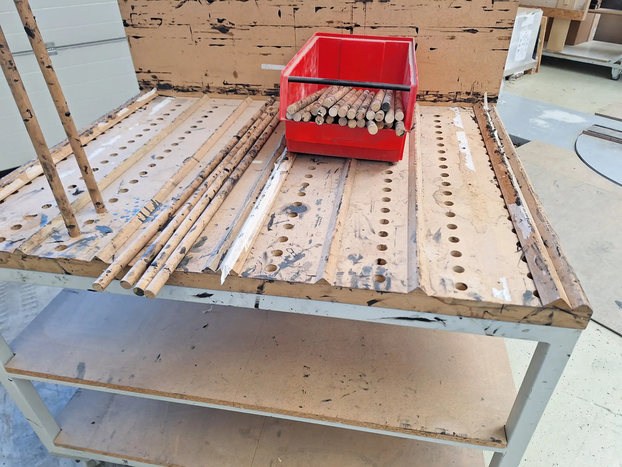 1 Stk. Arbeitstisch - Werkzeug/ Gerät: das Bild 2 1 Stk. Arbeitstisch - Werkzeug/ Gerät: das Bild 2