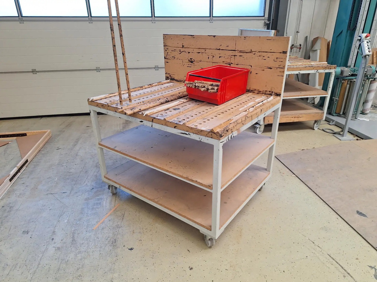 1 Stk. Arbeitstisch - Werkzeug/ Gerät: das Bild 1 1 Stk. Arbeitstisch - Werkzeug/ Gerät: das Bild 1