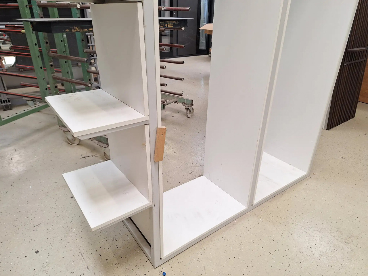 1 Stk. Regal - Werkzeug/ Gerät: das Bild 2 1 Stk. Regal - Werkzeug/ Gerät: das Bild 2