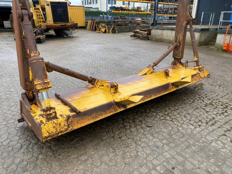 Caterpillar D65 PX - Planierschild: das Bild 1 Caterpillar D65 PX - Planierschild: das Bild 1