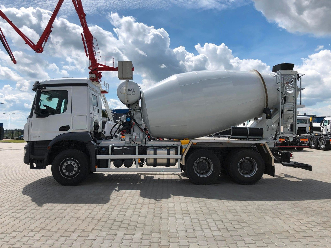 Mercedes-Benz AROCS 3340 FML 8M3 - Fahrmischer: das Bild 3 Mercedes-Benz AROCS 3340 FML 8M3 - Fahrmischer: das Bild 3