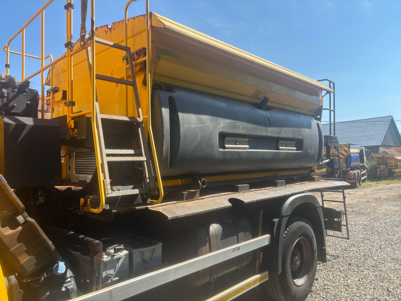 MERCEDES AROCS 1824 4x4BB GRITTER/SPREADER/PLOUGH - Schneeräumfahrzeug: das Bild 3 MERCEDES AROCS 1824 4x4BB GRITTER/SPREADER/PLOUGH - Schneeräumfahrzeug: das Bild 3