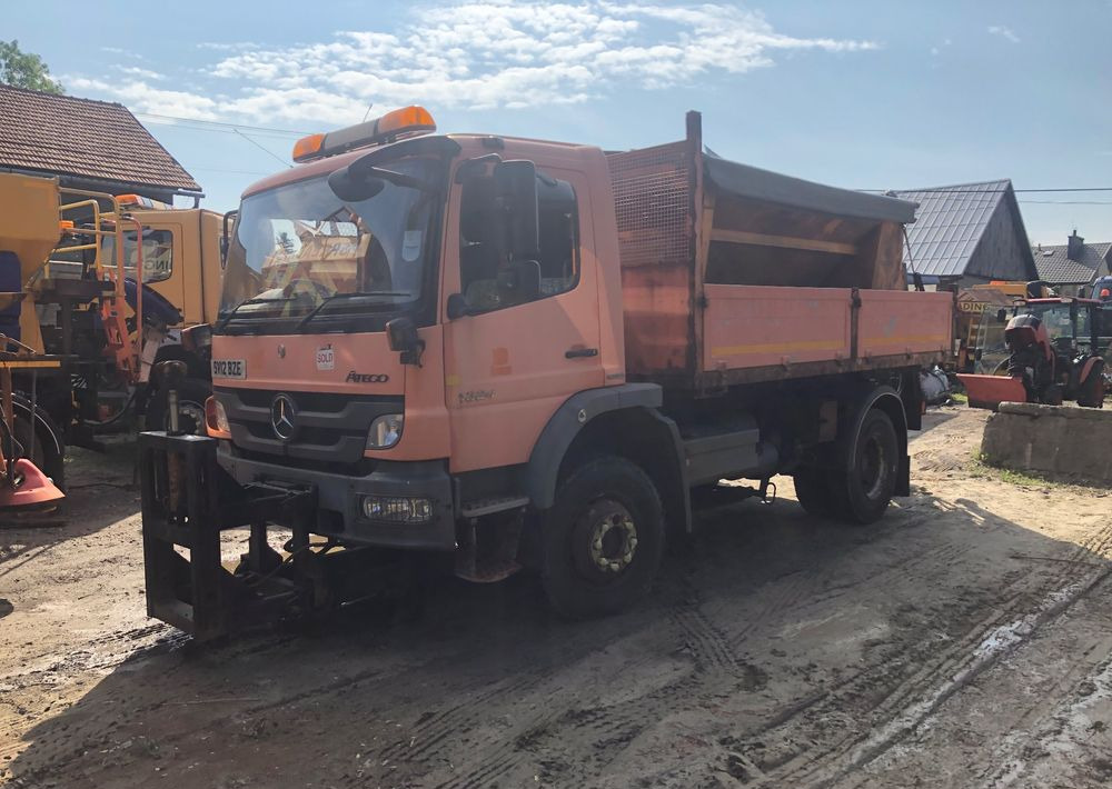 Mercedes-Benz Atego 1324 4x4 wywrotka piaskarka solarka - Kipper: das Bild 1 Mercedes-Benz Atego 1324 4x4 wywrotka piaskarka solarka - Kipper: das Bild 1