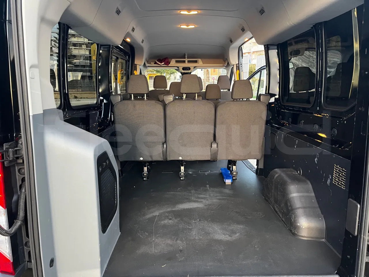 Kleinbus, Personentransporter Ford Transit: das Bild 8 Kleinbus, Personentransporter Ford Transit: das Bild 8