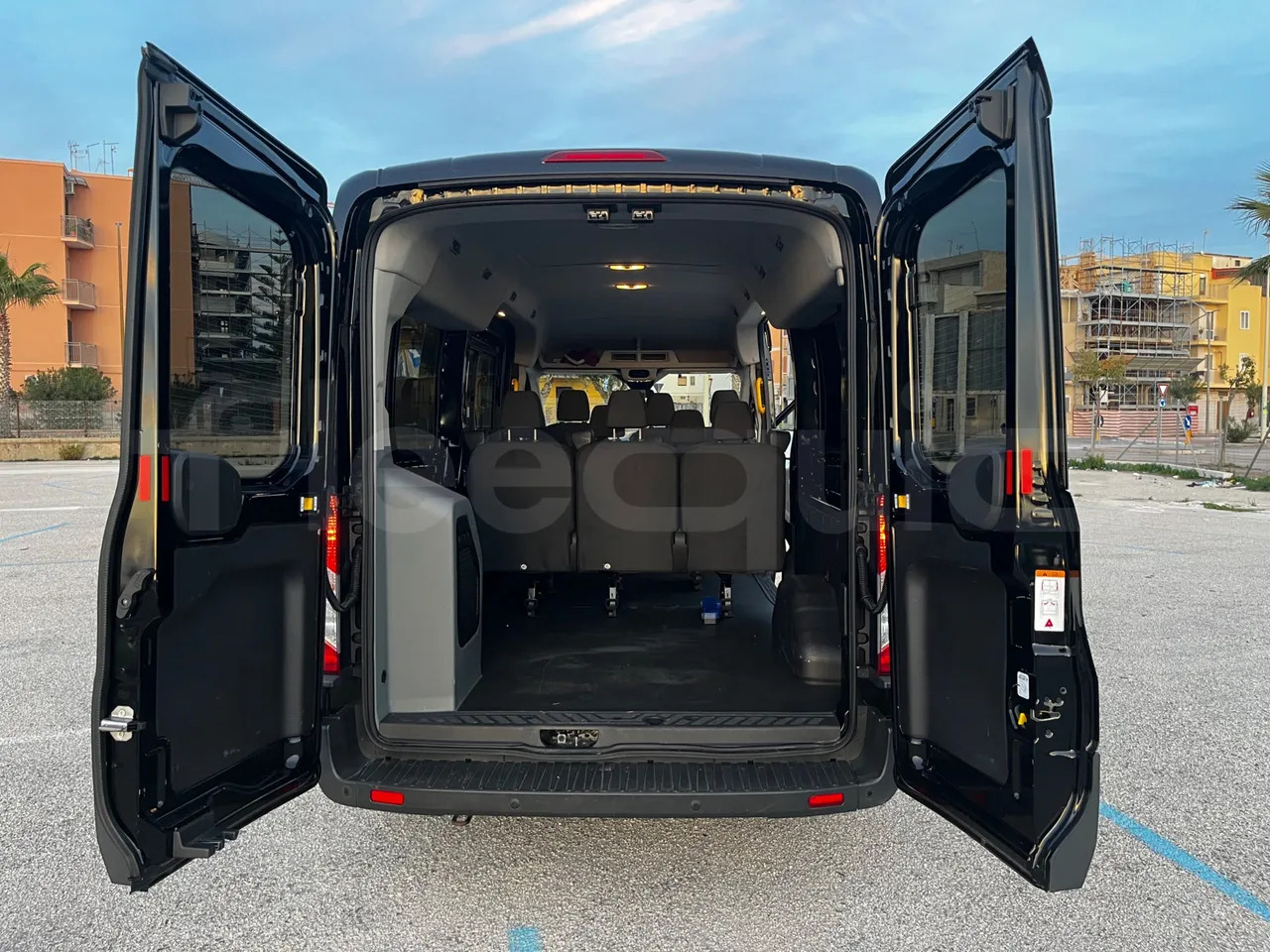 Kleinbus, Personentransporter Ford Transit: das Bild 7 Kleinbus, Personentransporter Ford Transit: das Bild 7