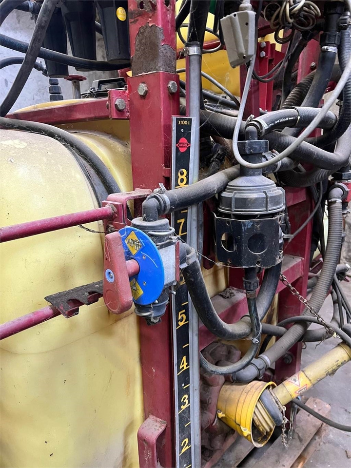 Hardi 800 L MED 12 BOM - Anbauspritze: das Bild 4 Hardi 800 L MED 12 BOM - Anbauspritze: das Bild 4