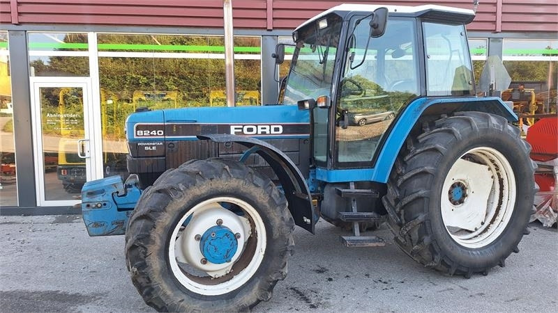 Ford 8240 - Traktor: das Bild 1 Ford 8240 - Traktor: das Bild 1