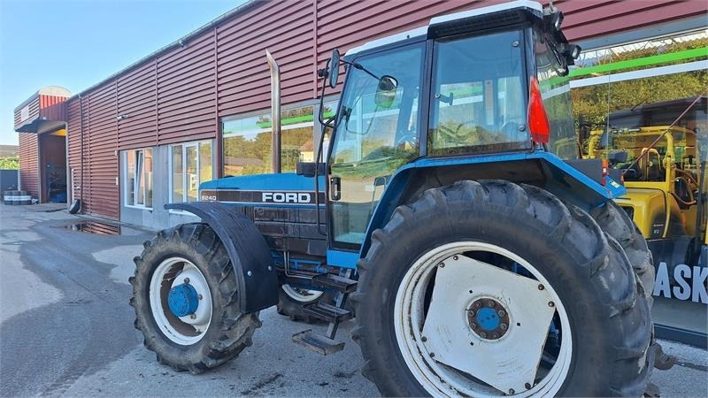 Ford 8240 - Traktor: das Bild 2 Ford 8240 - Traktor: das Bild 2