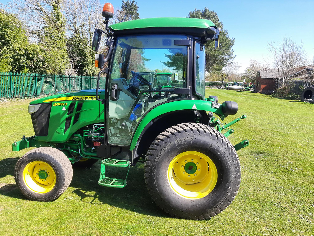 John Deere 4066R Compact Tractor - Kleintraktor: das Bild 2 John Deere 4066R Compact Tractor - Kleintraktor: das Bild 2
