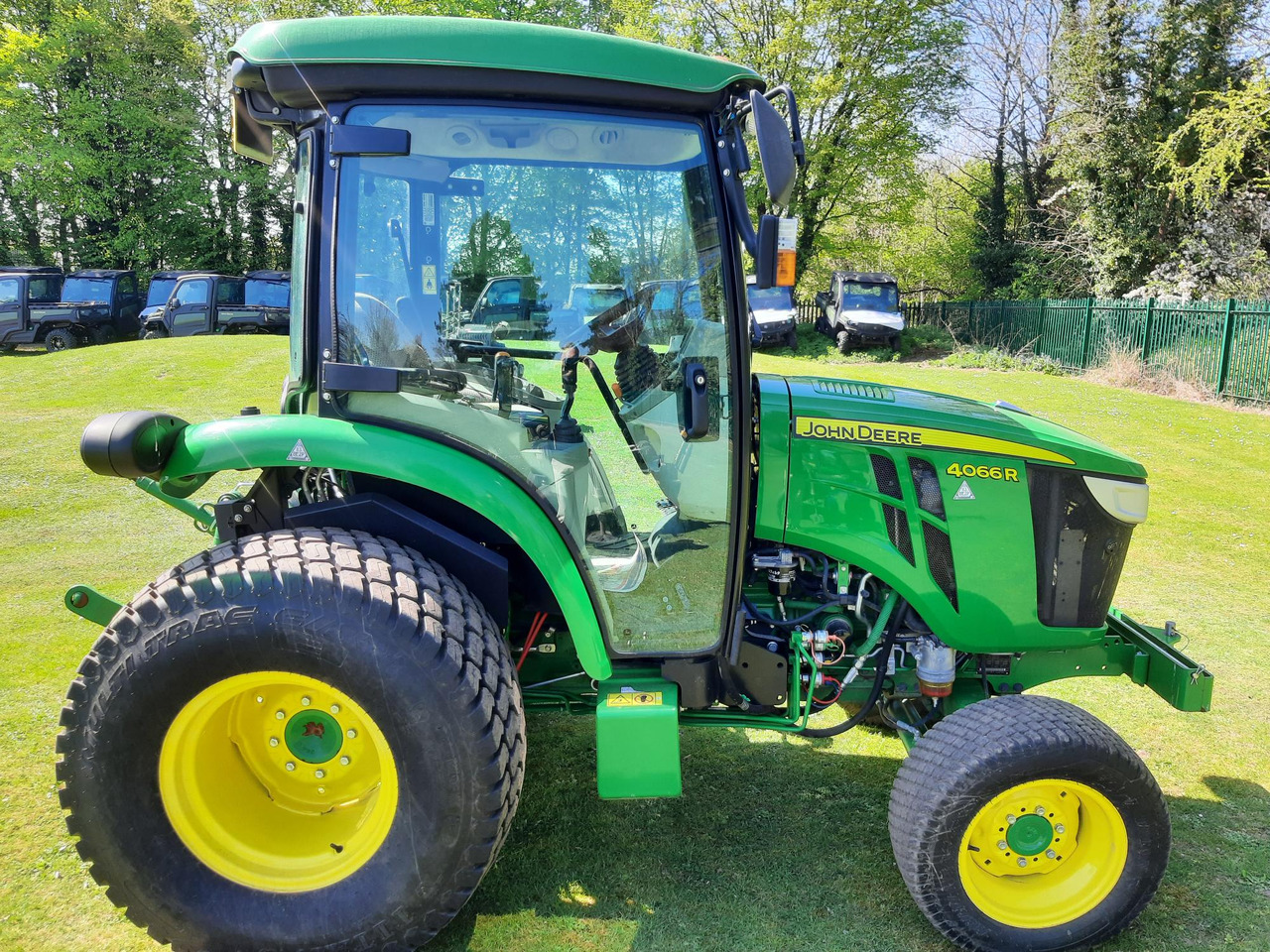 John Deere 4066R Compact Tractor - Kleintraktor: das Bild 1 John Deere 4066R Compact Tractor - Kleintraktor: das Bild 1