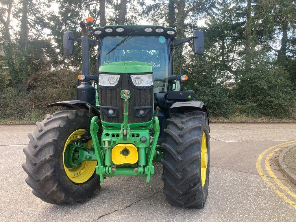 John Deere 6215R - Traktor: das Bild 2 John Deere 6215R - Traktor: das Bild 2