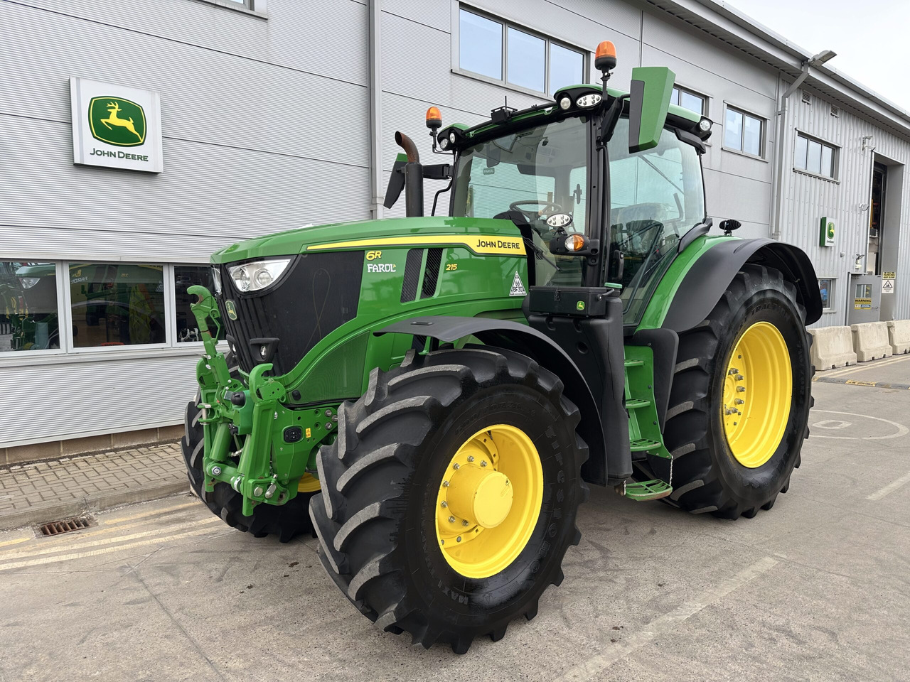 John Deere 6R 215 - Traktor: das Bild 1 John Deere 6R 215 - Traktor: das Bild 1