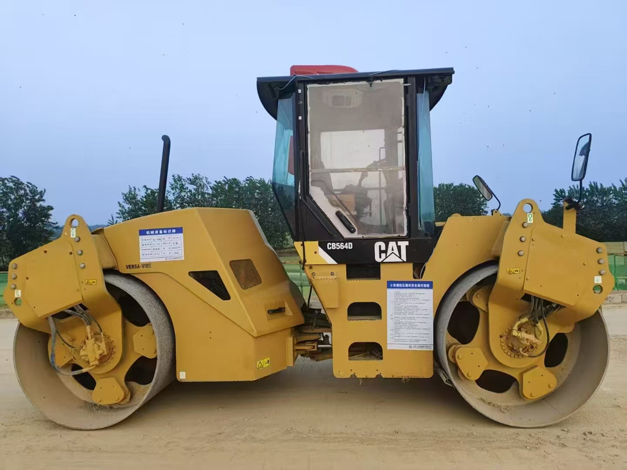CATERPILLAR CB564D - Walzen: das Bild 1 CATERPILLAR CB564D - Walzen: das Bild 1