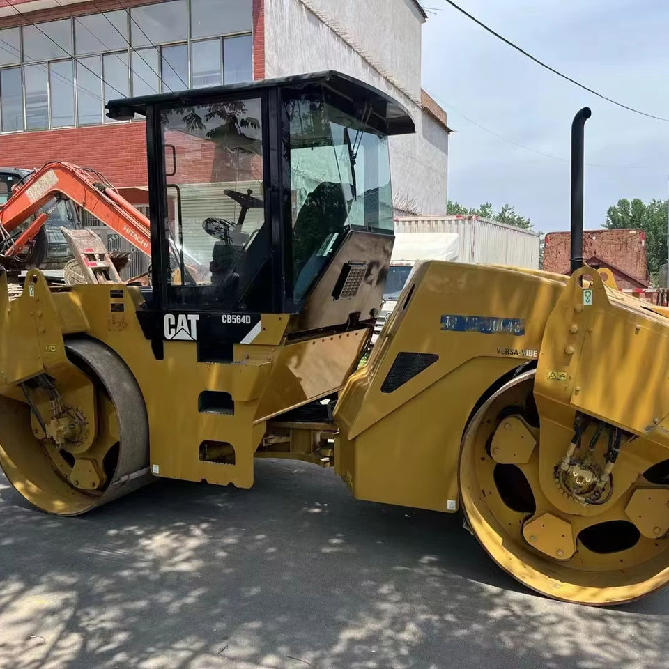 Caterpillar CB564D Double Drum Road Roller 7 Ton Weight With Core Components Engine and Bearing Essential Road Machinery - Straßenwalze: das Bild 1 Caterpillar CB564D Double Drum Road Roller 7 Ton Weight With Core Components Engine and Bearing Essential Road Machinery - Straßenwalze: das Bild 1