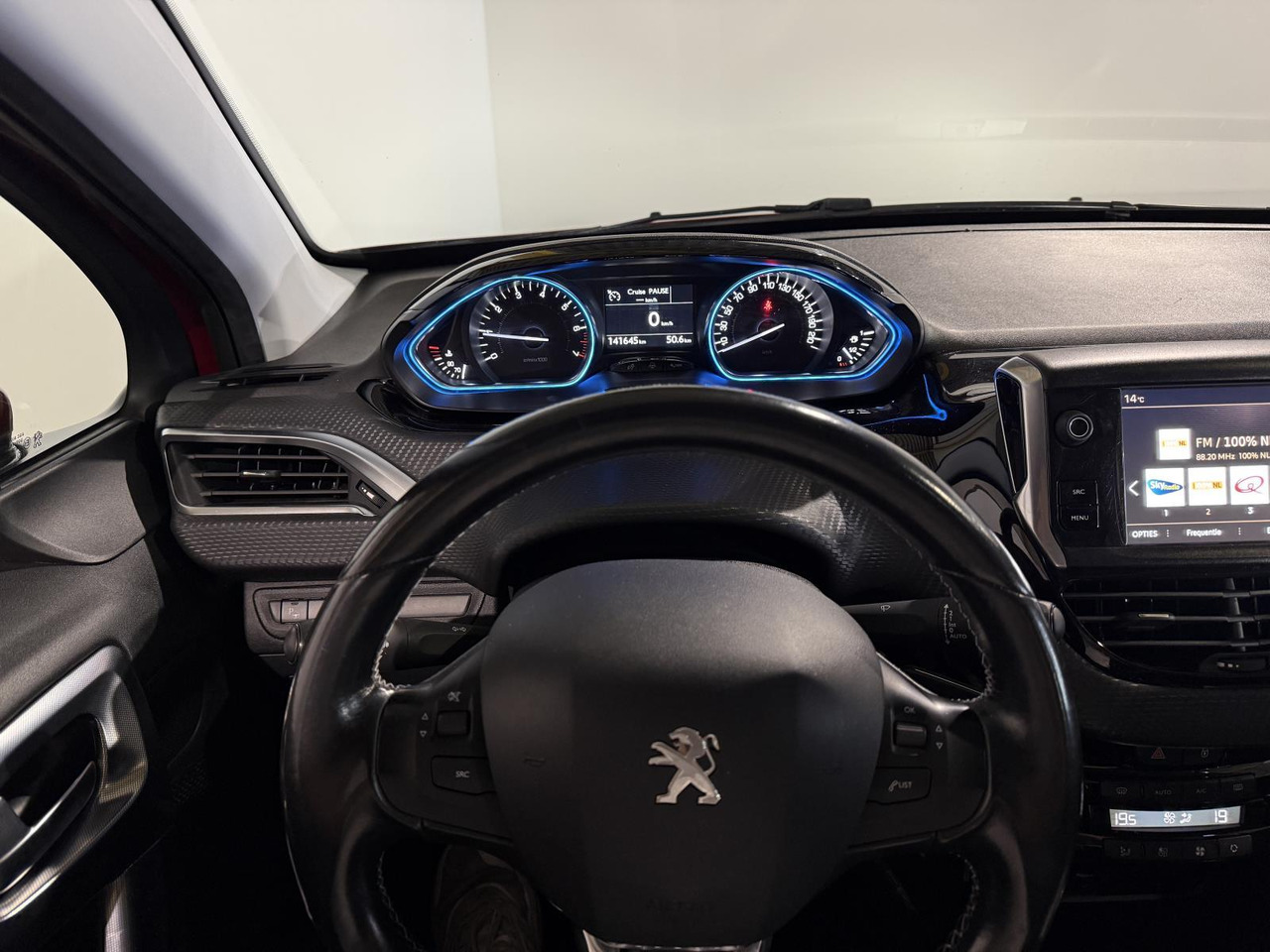 PKW Peugeot 2008 1.2 PureTech Blue Lease Executive RF-108-N 141.645 km: das Bild 12