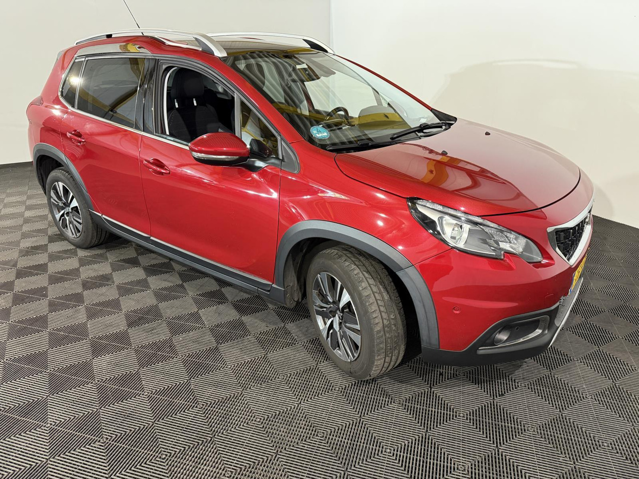 PKW Peugeot 2008 1.2 PureTech Blue Lease Executive RF-108-N 141.645 km: das Bild 6