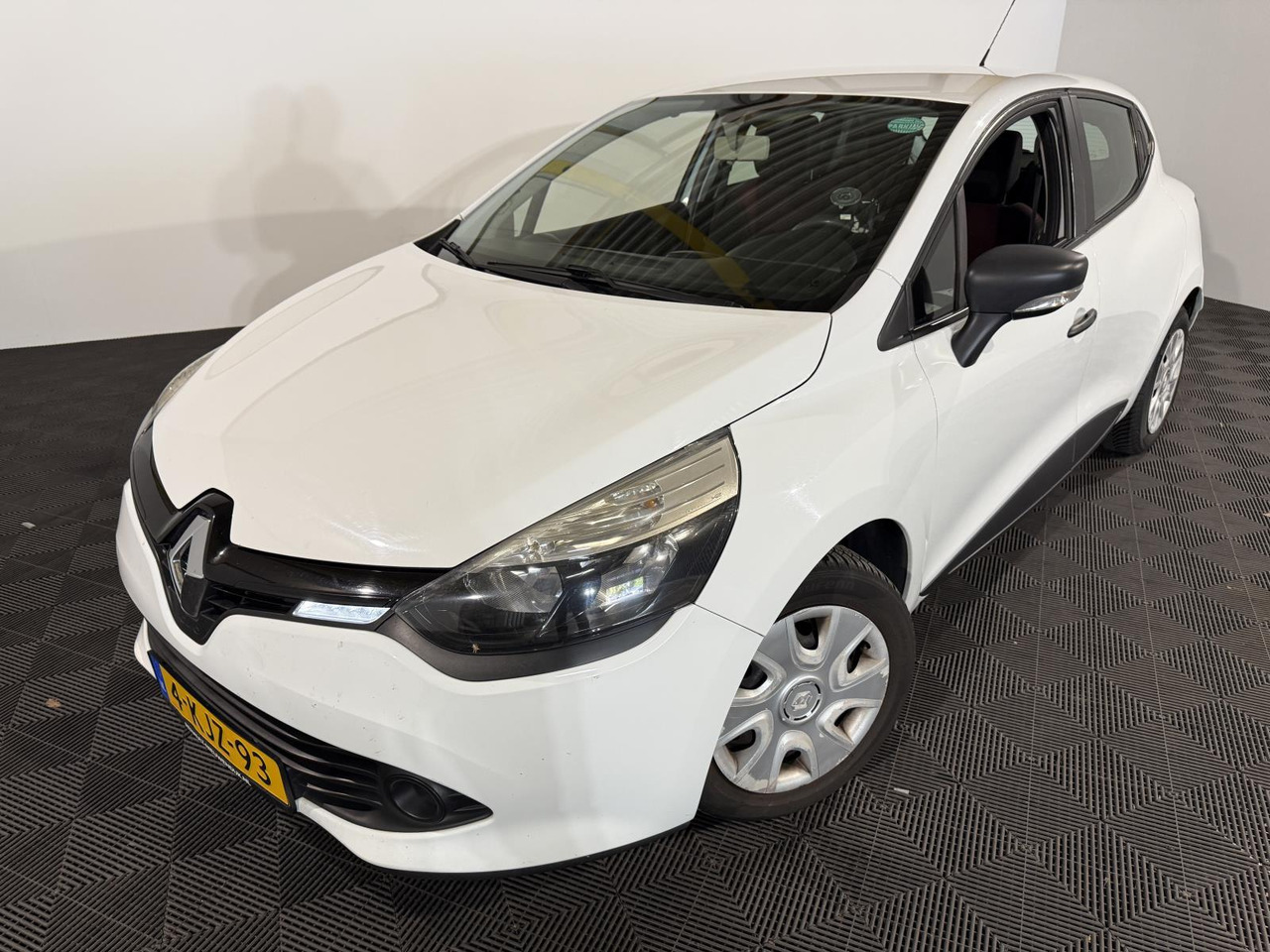 Renault | Clio | 0.9 TCe Authentique | 2013 | 160.970 km | 4KJZ93 | Logisch - Schrägheck: das Bild 1 Renault | Clio | 0.9 TCe Authentique | 2013 | 160.970 km | 4KJZ93 | Logisch - Schrägheck: das Bild 1