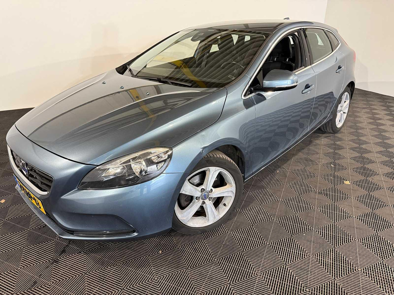 Volvo V40 1.6 T3 Momentum 2-KBP-13 210.566 km - PKW: das Bild 1 Volvo V40 1.6 T3 Momentum 2-KBP-13 210.566 km - PKW: das Bild 1