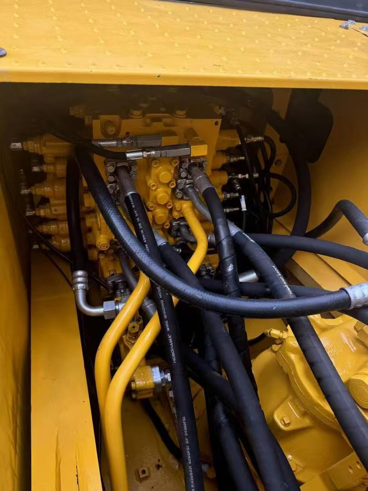 KOMATSU PC220 - Kettenbagger: das Bild 4 KOMATSU PC220 - Kettenbagger: das Bild 4