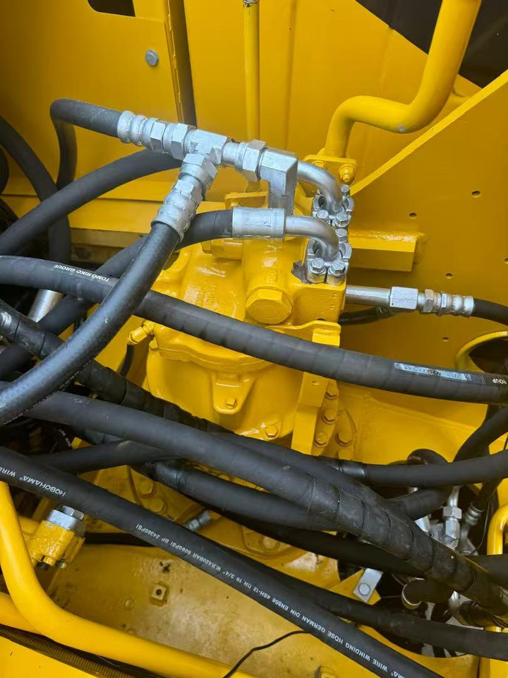 KOMATSU PC220 - Kettenbagger: das Bild 5 KOMATSU PC220 - Kettenbagger: das Bild 5