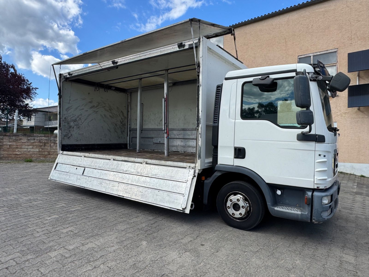 MAN TGL 8.180/2xAHK/Zertifikat/Schwenkwand - Getränkeaufbau LKW: das Bild 5 MAN TGL 8.180/2xAHK/Zertifikat/Schwenkwand - Getränkeaufbau LKW: das Bild 5