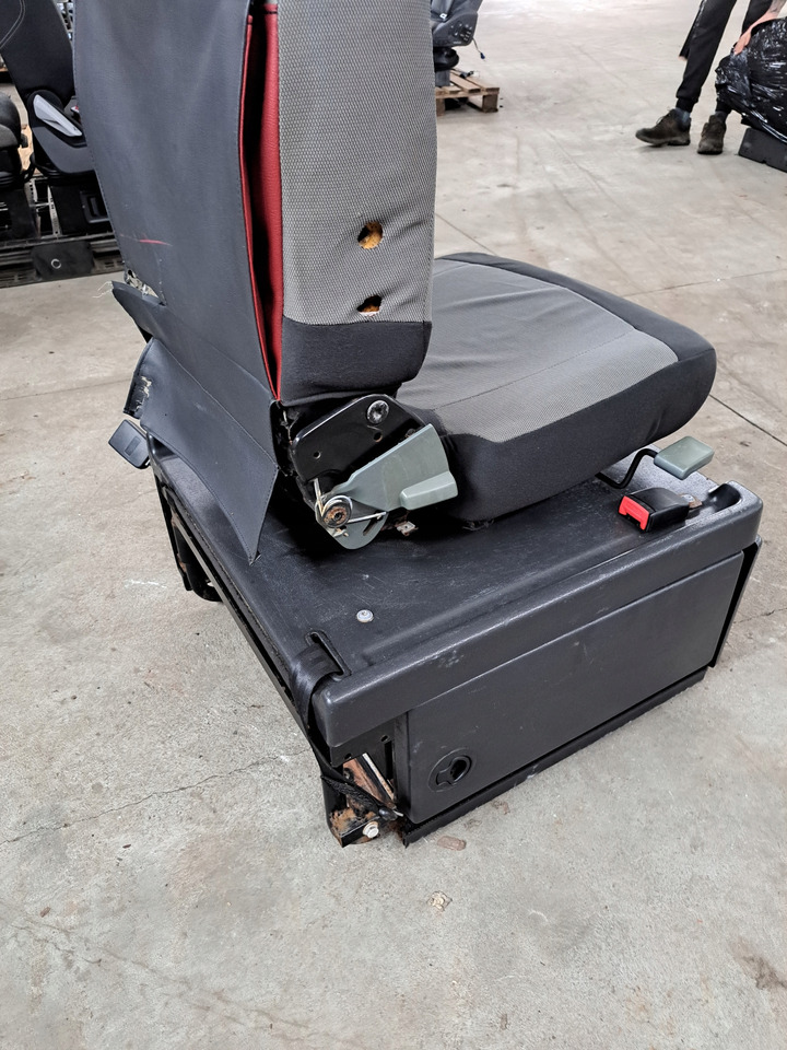 Renault FOTEL OBRACANY SIEDZENIE PASAŻERA RENAULT MAGNUM DXI LIFT VEGA S - Sitz für LKW: das Bild 4 Renault FOTEL OBRACANY SIEDZENIE PASAŻERA RENAULT MAGNUM DXI LIFT VEGA S - Sitz für LKW: das Bild 4