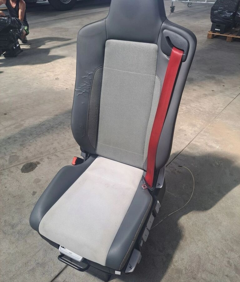 Renault SIEDZENIE KIEROWCY Renault RANGE GAMA T C K - Sitz für LKW: das Bild 1 Renault SIEDZENIE KIEROWCY Renault RANGE GAMA T C K - Sitz für LKW: das Bild 1