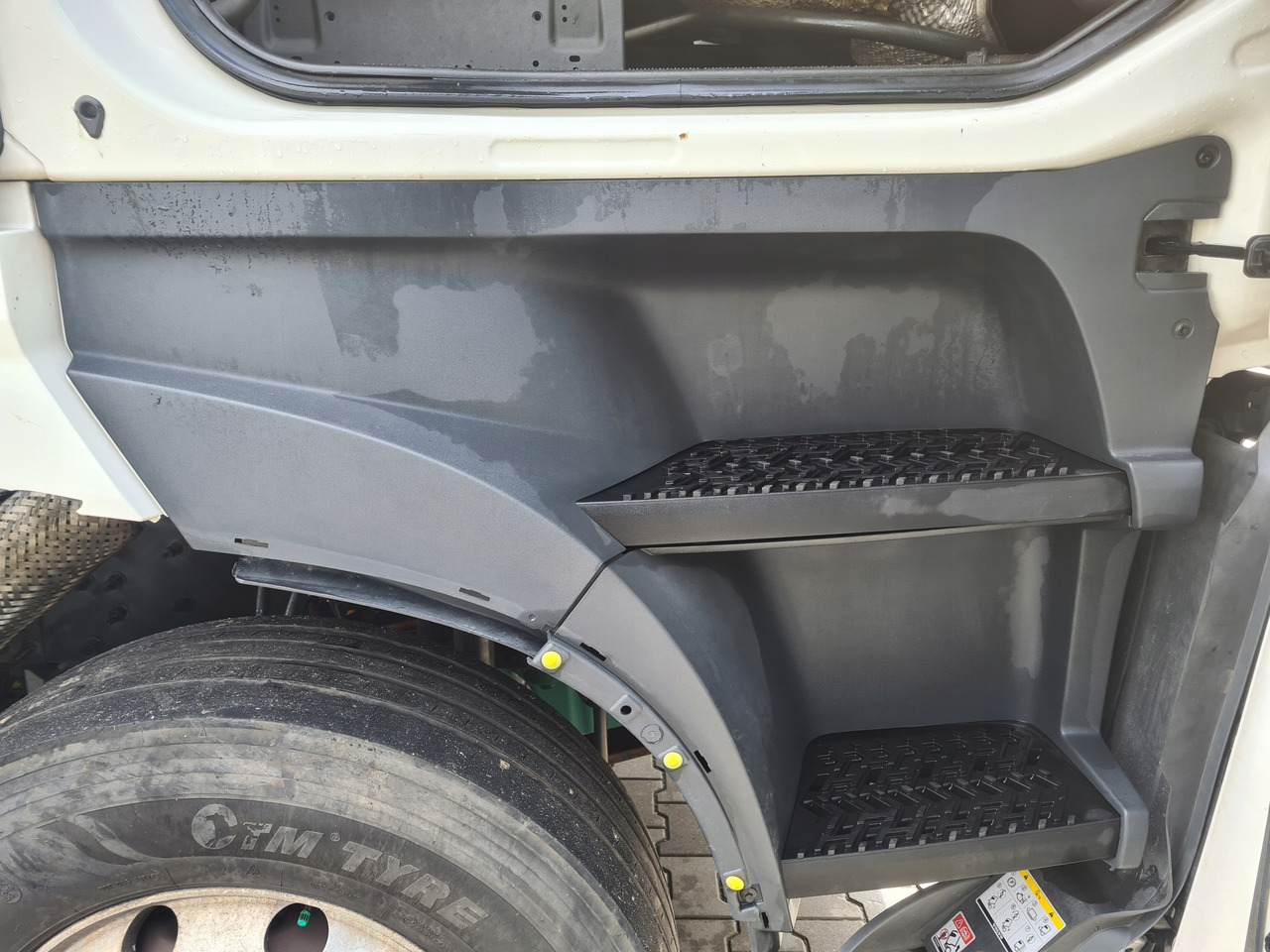 Trittbrett für LKW VOLVO STOPIEŃ STOPNICA KOMPLETNA PRAWA STELAŻ ORYGINAŁ VOLVO FH 5: das Bild 1